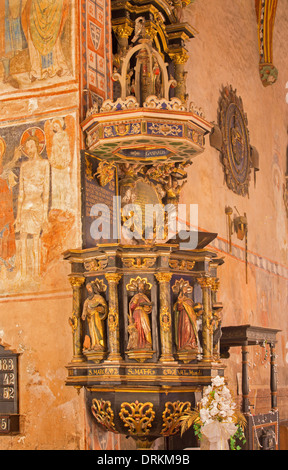 STITNIK, Slowakei - 29. Dezember 2013: Barocke Kanzel aus dem Jahr 1693 mit der Statue der vier Evangelisten und Jesus Stockfoto
