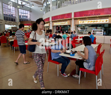 Studenten in der Mensa auf dem Campus der Nanyang technische University (NTU) in Singapur Stockfoto