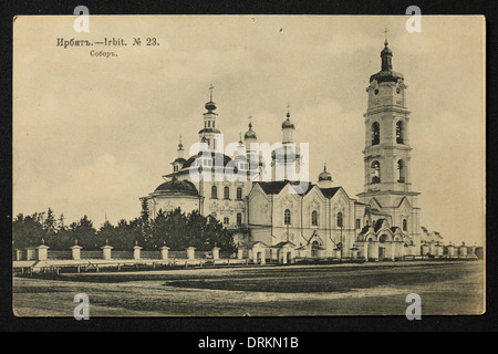 Epiphanie Kathedrale in der Stadt Irbit im Ural, Russisches Reich. Schwarz-Weiß-Vintage-Fotografie eines unbekannten Fotografen aus dem Anfang des 20. Jahrhunderts in der russischen Vintage-Postkarte herausgegeben von N.D. Larkov. Text auf Russisch: Irbit. Kathedrale. Irbit ist eine Stadt in Swerdlowsk Region, Russland, etwa 203 km von Jekaterinburg entfernt. Die Stadt war im 19. Jahrhundert für die Irbit-Messe bekannt, die die zweitgrößte in Russland war. Mit freundlicher Genehmigung der Azoor Postcard Collection. Stockfoto