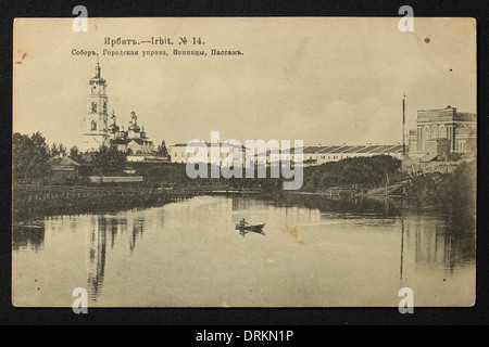 Die Stadt Irbit im Ural, Russisches Reich. Schwarz-Weiß-Vintage-Fotografie eines unbekannten Fotografen aus dem Anfang des 20. Jahrhunderts in der russischen Vintage-Postkarte herausgegeben von N.D. Larkov. Text auf Russisch: Irbit. Kathedrale. Stadtverwaltung. Vinnitsa. Durchgang. Irbit ist eine Stadt in Swerdlowsk Region, Russland, etwa 203 km von Jekaterinburg entfernt. Die Stadt war im 19. Jahrhundert für die Irbit-Messe bekannt, die die zweitgrößte in Russland war. Mit freundlicher Genehmigung der Azoor Postcard Collection. Stockfoto