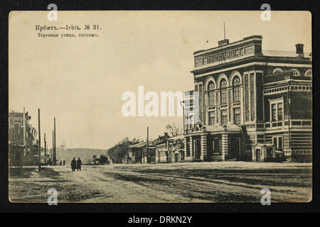 Die Stadt Irbit im Ural, Russisches Reich. Schwarz-Weiß-Vintage-Fotografie eines unbekannten Fotografen aus dem Anfang des 20. Jahrhunderts in der russischen Vintage-Postkarte herausgegeben von N.D. Larkov. Text auf Russisch: Irbit. Market Street. Durchgang. Irbit ist eine Stadt in Swerdlowsk Region, Russland, etwa 203 km von Jekaterinburg entfernt. Die Stadt war im 19. Jahrhundert für die Irbit-Messe bekannt, die die zweitgrößte in Russland war. Mit freundlicher Genehmigung der Azoor Postcard Collection. Stockfoto