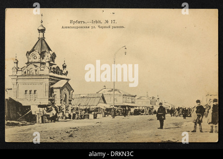 Schwarzmarkt in der Stadt Irbit im Ural, Russisches Reich. Schwarz-Weiß-Vintage-Fotografie eines unbekannten Fotografen aus dem Anfang des 20. Jahrhunderts in der russischen Vintage-Postkarte herausgegeben von N.D. Larkov. Text auf Russisch: Irbit. Alexandrovskaja-Straße. Schwarzmarkt. Irbit ist eine Stadt in Swerdlowsk Region, Russland, etwa 203 km von Jekaterinburg entfernt. Die Stadt war im 19. Jahrhundert für die Irbit-Messe bekannt, die die zweitgrößte in Russland war. Mit freundlicher Genehmigung der Azoor Postcard Collection. Stockfoto