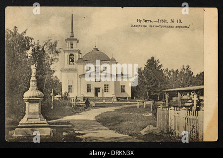 Kirche der Heiligen Dreifaltigkeit auf dem Friedhof in der Stadt Irbit im Ural, Russisches Reich. Schwarz-Weiß-Vintage-Fotografie eines unbekannten Fotografen aus dem Anfang des 20. Jahrhunderts in der russischen Vintage-Postkarte herausgegeben von N.D. Larkov. Text auf Russisch: Irbit. Friedhof. Holy Trinity Church. Irbit ist eine Stadt in Swerdlowsk Region, Russland, etwa 203 km von Jekaterinburg entfernt. Die Stadt war im 19. Jahrhundert für die Irbit-Messe bekannt, die die zweitgrößte in Russland war. Mit freundlicher Genehmigung der Azoor Postcard Collection. Stockfoto