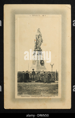 Denkmal der Kaiserin Katharina der Großen in der Stadt Irbit im Ural, Russisches Reich. Schwarz-Weiß-Vintage-Fotografie eines unbekannten Fotografen aus dem Anfang des 20. Jahrhunderts in der russischen Vintage-Postkarte herausgegeben von N.D. Larkov. Text auf Russisch: Irbit. Denkmal der Kaiserin Katharina der Großen. Irbit ist eine Stadt in Swerdlowsk Region, Russland, etwa 203 km von Jekaterinburg entfernt. Die Stadt war im 19. Jahrhundert für die Irbit-Messe bekannt, die die zweitgrößte in Russland war. Mit freundlicher Genehmigung der Azoor Postcard Collection. Stockfoto