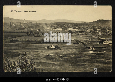 Kupferschmelzanlage in der Stadt Nizhny Tagil im Ural, Russisches Reich. Schwarz-Weiß-Vintage-Fotografie eines unbekannten Fotografen aus dem Anfang des 20. Jahrhunderts, herausgegeben in der russischen Vintage-Postkarte von M. Kampel, Moskau. Text auf Russisch: Nizhny Tagil. Blick auf die Anlage. Nizhny Tagil ist eine Stadt in Swerdlowsk Region, Russland, etwa 120 km von Jekaterinburg entfernt. Mit freundlicher Genehmigung der Azoor Postcard Collection. Stockfoto