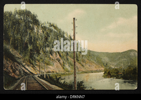 Transsibirische Eisenbahn entlang des Flusses SIM im Ural, Russisches Reich. Schwarz-Weiß-Vintage-Fotografie eines unbekannten Fotografen aus dem Anfang des 20. Jahrhunderts in der russischen Vintage-Postkarte herausgegeben von D.P. Jefimow, 1906. Text auf Russisch: Eisenbahn entlang des Flusses SIM zwischen den Stationen Asha und Minyar. Minyar und Asha sind Städte in Tscheljabinsk Region, Russland. Mit freundlicher Genehmigung der Azoor Postcard Collection. Stockfoto