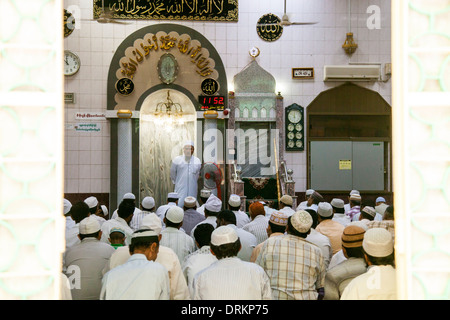 Imam während Gebetszeit in Yangon, Myanmar Stockfoto