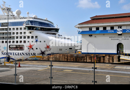 Norwegisch cruise Boot im Panamakanal Miraflores-Schleusen Panama Stockfoto