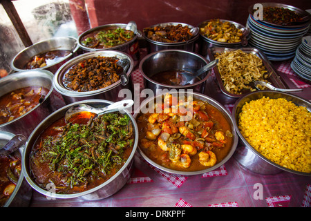 Birmanische Gerichte in einem typischen Restaurant in Yangon, Myanmar Stockfoto