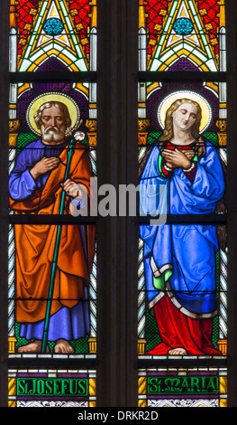 Bratislava - Jungfrau Maria und St. Joseph auf Fensterscheibe in der Kathedrale von St. Martin. Stockfoto