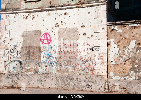 Von Krieg gezeichnete Wand mit Einschusslöchern und Graffiti, Mostar, Bosnien und Herzegowina Stockfoto