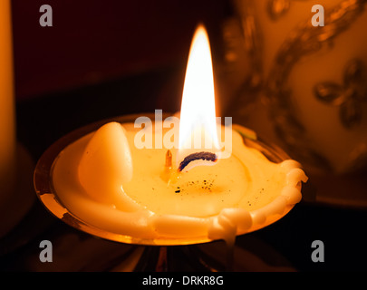 Fast alle kleine Kerze geschmolzen Stockfoto