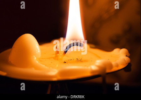 Fast alle kleine Kerze geschmolzen Stockfoto