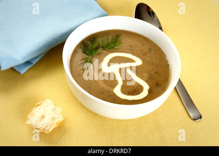 Kostbare Pilz Creme Suppe mit Brot, Nahaufnahme Stockfoto