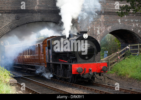 Dampfzug Unterquerung Ziegelbrücke Stockfoto