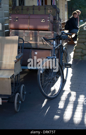 40er Jahre style, Fahrrad und Gepäck am Bahnhof Bahnsteig Stockfoto