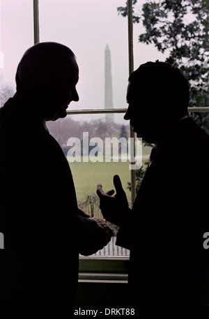 US-Präsident Lyndon B. Johnson trifft sich mit eingehenden Präsident Richard Nixon im Oval Office des weißen Hauses 20. Januar 1969 in Washington, DC. Stockfoto