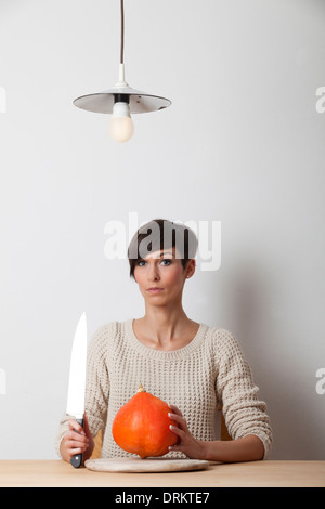 Frau und ein Messer auf einem Tisch Stockfoto