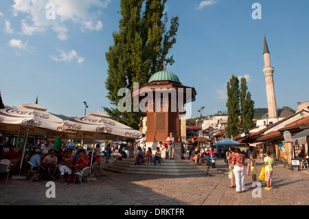 Moschee, Minarett und Sebilj (maurischen Stil aus Holz Brunnen) in Baščaršija-Platz, Sarajevo, Bosnien und Herzegowina Stockfoto