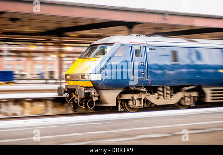 Rennen durch Bahnhof Zug Stockfoto