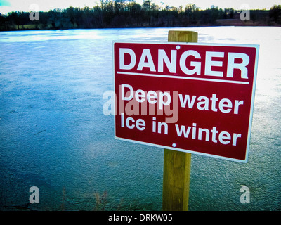 Gefahr, Tiefenwasser, Eis im Winter auf zugefrorenen See zu unterzeichnen Stockfoto