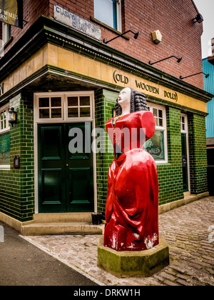 Old Wooden Doll Pub. Auch in der Prince of Wales Tavern mit Holzpuppenfigur draußen bekannt. Nordschilde. Stockfoto