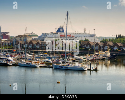 Festgemacht Boote und ein Kreuzschiff. Royal Quays Marina. North Shields, Tynemouth. Stockfoto