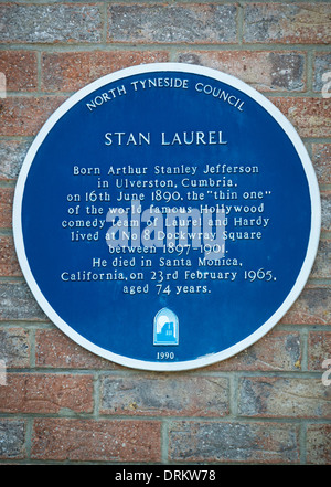 Blaue Plakette an der Außenseite des Hauses, die Stan Laurel von Laurel und Hardy, einst lebten in. North Shields. Stockfoto