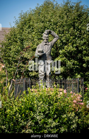 Statue von Stan Laurel (von Laurel und Hardy), der seinen Kopf kratzt und seinen charakteristischen Melone-Hut hält. Dockwray Square, North Shields. Stockfoto