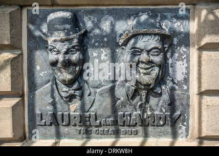 Gedenktafel von Laurel und Hardy auf der Statue von Stan Laurel. Dockwray Square, North Shields. Stockfoto