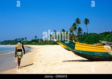 Lokale Mann zu Fuß entlang des Strandes In Stonetown Sansibar Afrika Stockfoto