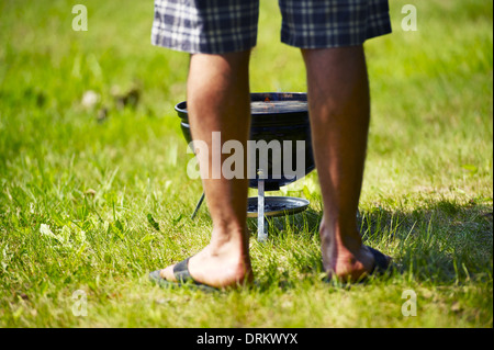 Quick Barbecue on the Backyard. Summer Lifestyle. Stockfoto