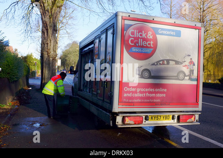 Tesco nach Hause liefern LKW mit Fahrer entladen Lebensmittel übermitteln an Tür Stockfoto