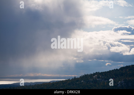 Gewitterwolken über Georgian Bay gesehen aus der "The Crack" in Killarney Provincial Park, Ontario, Kanada. Stockfoto