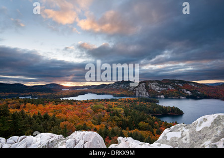 Tolle Aussicht auf das Herbstlaub aus "The Crack" Killarney Provincial Park, Ontario, Kanada. Stockfoto