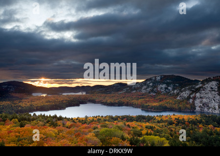 Blick auf Herbstlaub und Killarney Lake aus "The Crack" Killarney Provincial Park, Ontario, Kanada. Stockfoto