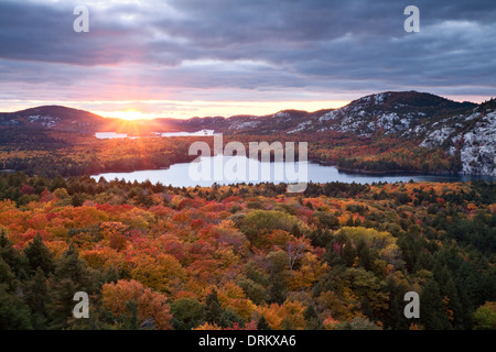 Die Sonne geht über eine bunte Herbstlandschaft in Killarney Provincial Park, Ontario, Kanada. Stockfoto