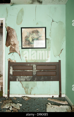 Übrig gebliebene Kunstwerk und das Kopfteil vom Bett sind in einem Raum innerhalb einer verlassenen Motel in Ontario, Kanada vergessen. Stockfoto