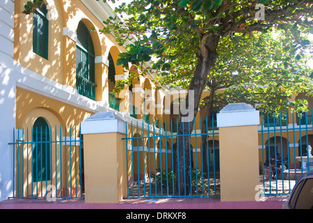 Bunten Innenhof der Escuela De Artes Plasticas De Puerto Rico Stockfoto