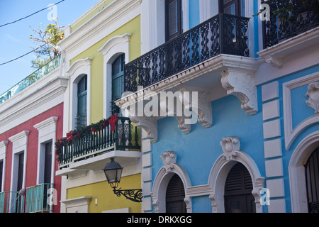 Bunten Häusern und Balkonen dekoriert für Weihnachten in Old San Juan, Puerto Rico Stockfoto