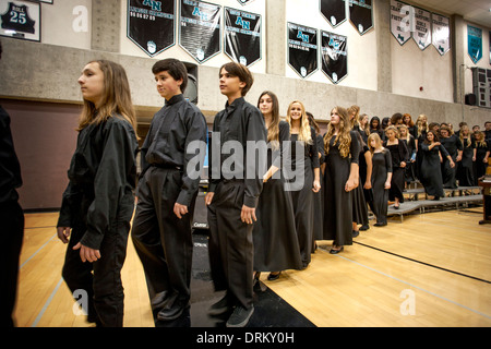 Gemischtrassig Mittelschüler / innen verlassen die Bühne nach Singinhg, die Weihnachtslieder auf einem Schulkonzert in Aliso Viejo, CA. beachten Sie passende schwarze Kleidung. Stockfoto