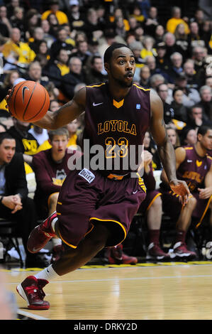 Wichita, Kansas, USA. 28. Januar 2014. 28. Januar 2014: Loyola (Il) Ramblers bewachen Jeff White (23) Laufwerk der Basislinie bei der NCAA Basketball-Spiel zwischen der Loyola Ramblers und die Wichita State Shockers in Charles Koch Arena in Wichita, Kansas. Kendall Shaw/CSM/Alamy Live-Nachrichten Stockfoto