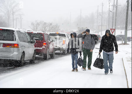 Roswell, Georgia, USA. 28. Januar 2014. Verkehr war für einen Großteil des Tages und der Nacht in Atlanta-u-Bahn-Bereich die war unvorbereitet auf Schnee und Eis, die die Straßen bedeckt festgefahrene machen das Autofahren tückisch. Hunderte von Autounfälle wurden durch die Region gemeldet, als Pendler Arbeit am Mittag fliehen wollten. Im Bild: Festgefahrene Verkehr auf Autobahn 92 über das obere Ende des Bereichs war typische Szene. High School Studenten zu Fuß nach Hause als Busse konnten nicht in vielen Bereichen tätig. Bildnachweis: Robin Nelson/ZUMAPRESS.com/Alamy Live-Nachrichten Stockfoto