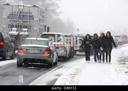 Roswell, Georgia, USA. 28. Januar 2014. Verkehr war für einen Großteil des Tages und der Nacht in Atlanta-u-Bahn-Bereich die war unvorbereitet auf Schnee und Eis, die die Straßen bedeckt festgefahrene machen das Autofahren tückisch. Hunderte von Autounfälle wurden durch die Region gemeldet, als Pendler Arbeit am Mittag fliehen wollten. Im Bild: Festgefahrene Verkehr auf Autobahn 92 über das obere Ende des Bereichs war typische Szene. High School Studenten zu Fuß nach Hause als Busse konnten nicht in vielen Bereichen tätig. Bildnachweis: Robin Nelson/ZUMAPRESS.com/Alamy Live-Nachrichten Stockfoto