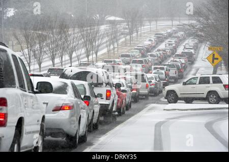 Roswell, Georgia, USA. 28. Januar 2014. Verkehr war für einen Großteil des Tages und der Nacht in Atlanta-u-Bahn-Bereich die war unvorbereitet auf Schnee und Eis, die die Straßen bedeckt festgefahrene machen das Autofahren tückisch. Hunderte von Autounfälle wurden durch die Region gemeldet, als Pendler Arbeit am Mittag fliehen wollten. Im Bild: Festgefahrene Verkehr auf Autobahn 92 über das obere Ende des Bereichs war typische Szene. High School Studenten zu Fuß nach Hause als Busse konnten nicht in vielen Bereichen tätig. Bildnachweis: Robin Nelson/ZUMAPRESS.com/Alamy Live-Nachrichten Stockfoto