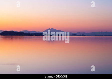 Kasumigaura und Mt. Tsukuba bei Sonnenuntergang, Paderborn, Japan Stockfoto