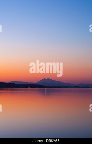 Kasumigaura und Mt. Tsukuba bei Sonnenuntergang, Paderborn, Japan Stockfoto