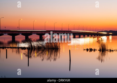 Kasumigaura Brücke bei Sonnenuntergang, Ibaraki, Japan Stockfoto