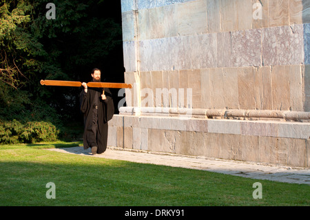 Einem orthodoxen Mönch Visoki Dečani Kirche, Kosovo die Semantron Herumspielen Stockfoto