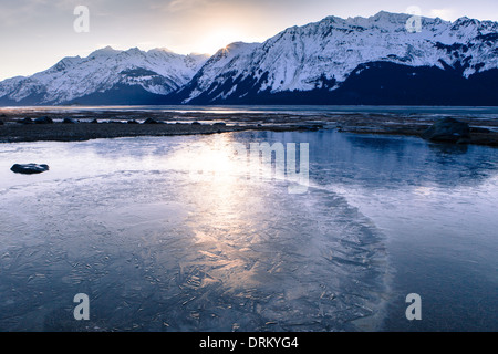 Eis-Muster auf einem Alaskan-Strand in der Nähe der Chilkat River bei Sonnenuntergang. Stockfoto